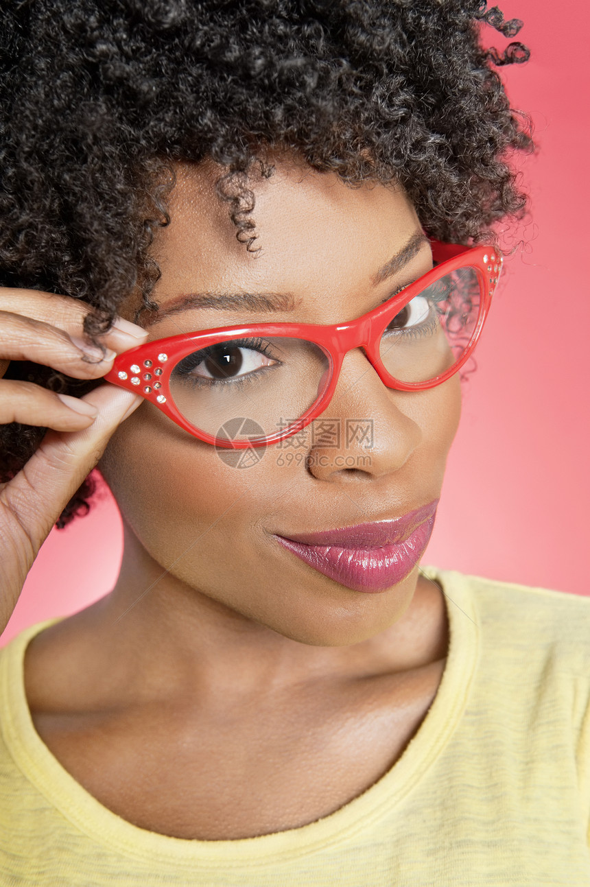 一名非洲裔美国妇女身着彩色背景反光眼镜的肖像图片