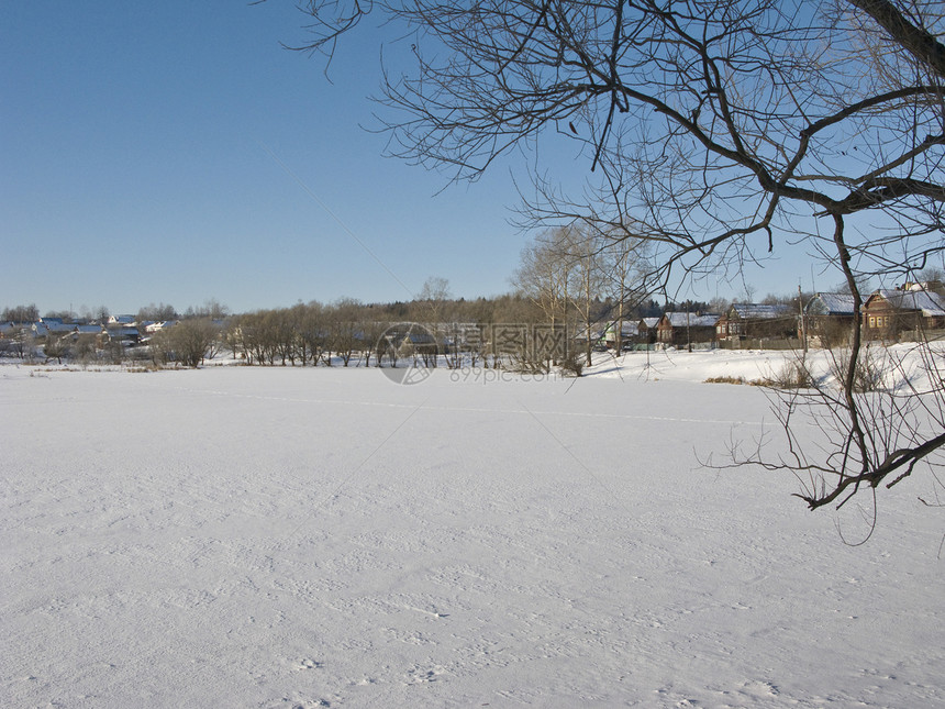 冷冻湖附近的小村庄图片