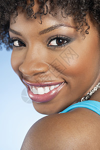 一位非裔美国女性在彩色背景后回望的近距离肖像背景图片