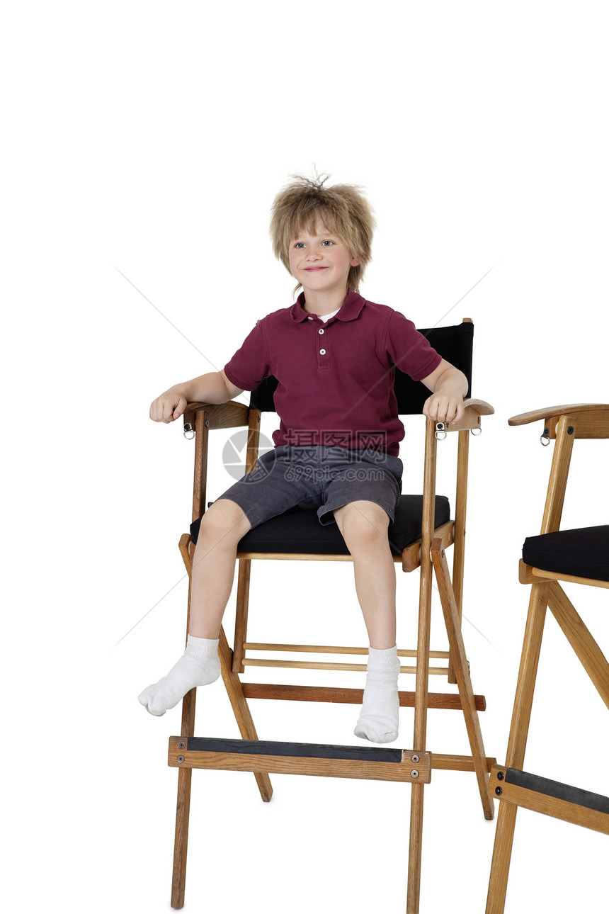 学生坐在校长的椅子上 坐着白背景的学校小孩图片