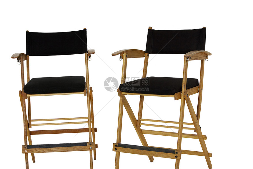 白背景上两张空的导演椅子图片
