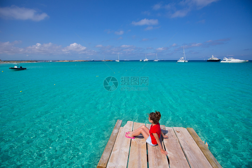 从木材码头看热带地中海海的小女孩 童年女孩海洋女士闲暇喜悦孩子们旅行太阳支撑海滩孩子图片