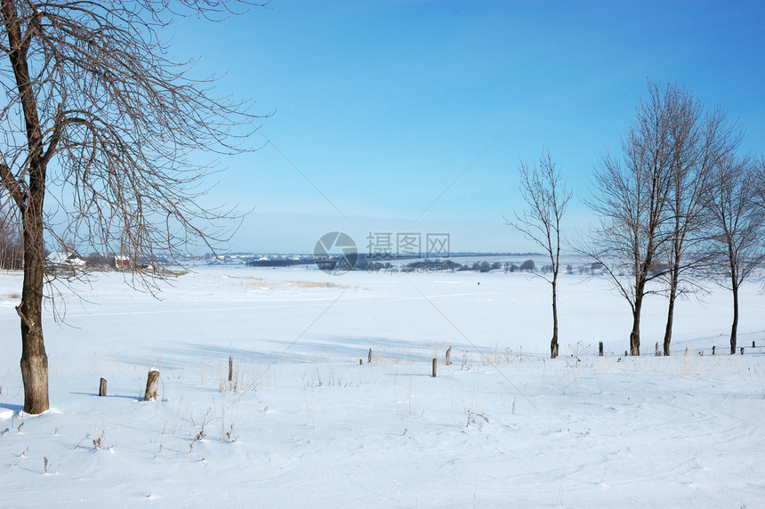 冬季风景与冷冻河流国家天空日光河岸池塘晴天场地农村季节图片