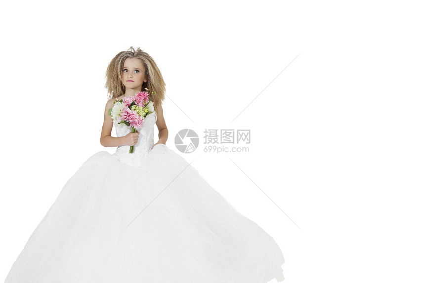 穿着婚纱的女孩拿着花束 在白色背景下望向别处图片