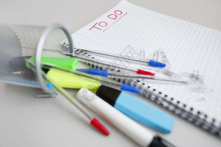 笔筒免扣图对带有待办事宜列表和办公用品的螺旋笔记本以及办公用品的特写视图背景