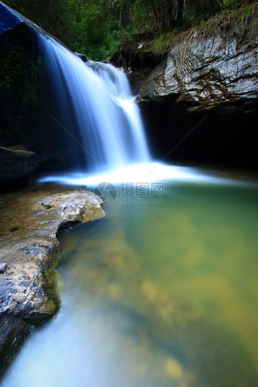 水滴瀑布溪流风景叶子丛林岩石热带蓝色森林水池图片