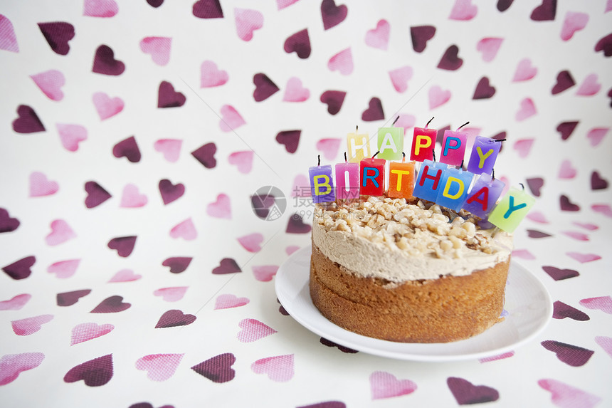 特写蛋糕上的生日蜡烛 超越心形背景的蛋糕图片