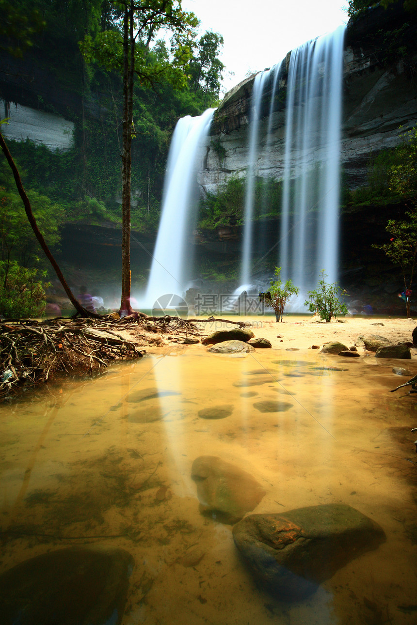水滴瀑布丛林溪流岩石水池叶子风景森林热带蓝色图片