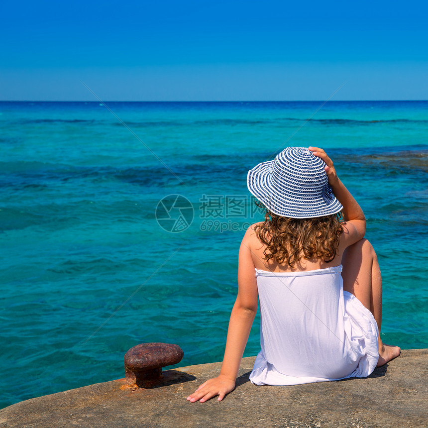 女孩在Formentera绿绿石地中海的海滩观望游客支撑孩子们蓝色地平线帽子海岸线童年女士岛屿图片