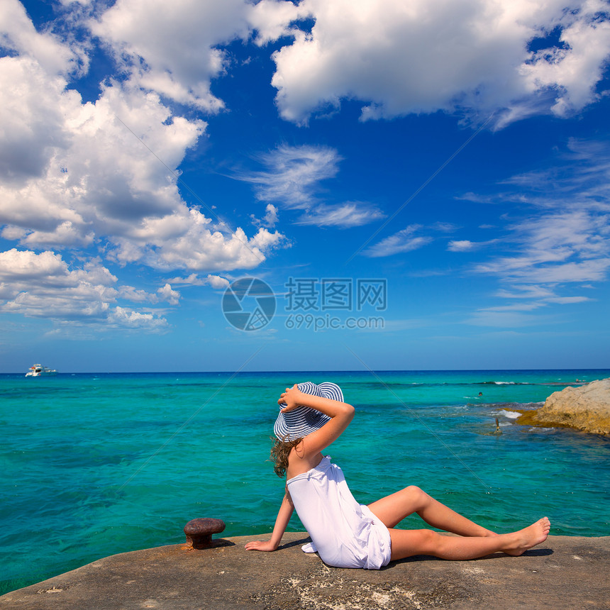 女孩在Formentera绿绿石地中海的海滩观望孩子裙子闲暇太阳海洋女性喜悦孩子们地平线假期图片