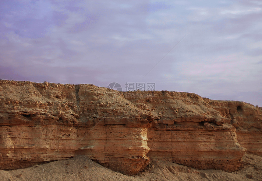 以色列沙漠和多云的暴风天空风暴旅游天气爬坡旅行假期风景陨石沙丘峡谷图片
