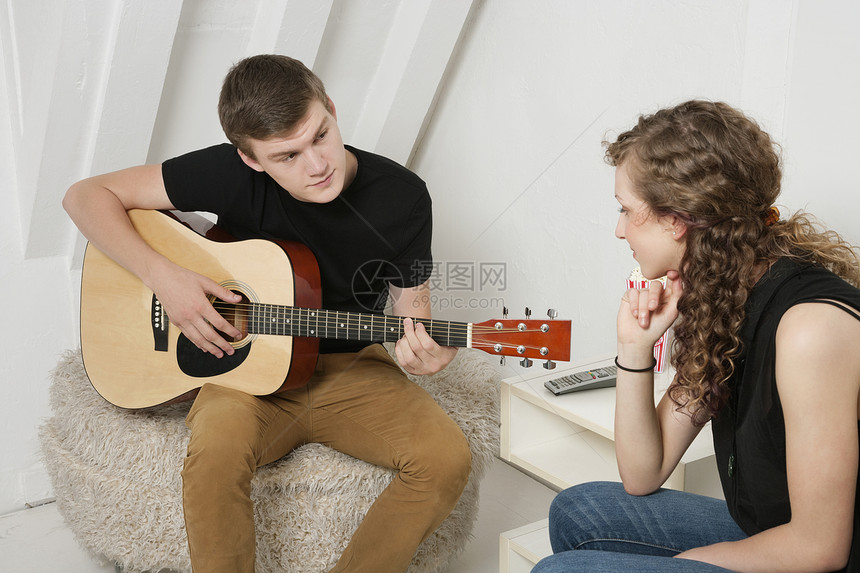 年轻男人弹吉他 除了女朋友图片