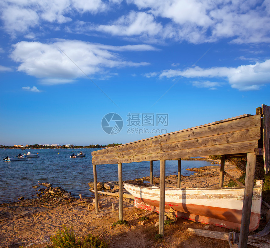 在岛的海滩船血管晴天太阳支撑地标旅行旅游假期小岛天空图片