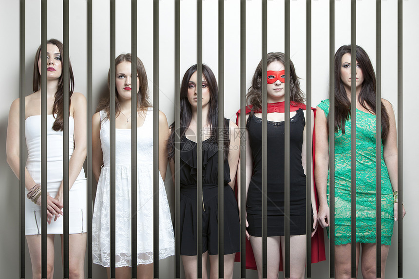 穿着超级英雄装扮的女人 和女朋友站在监狱牢狱后面面具眼罩成人裙子刑事五个人团结女性惩罚戏服图片