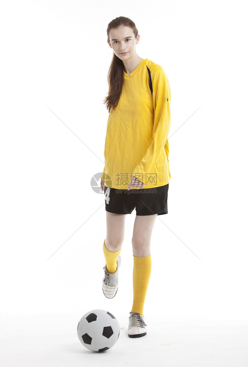年轻女足球运动员在白人背景下踢球的肖像 女子足球运动员图片