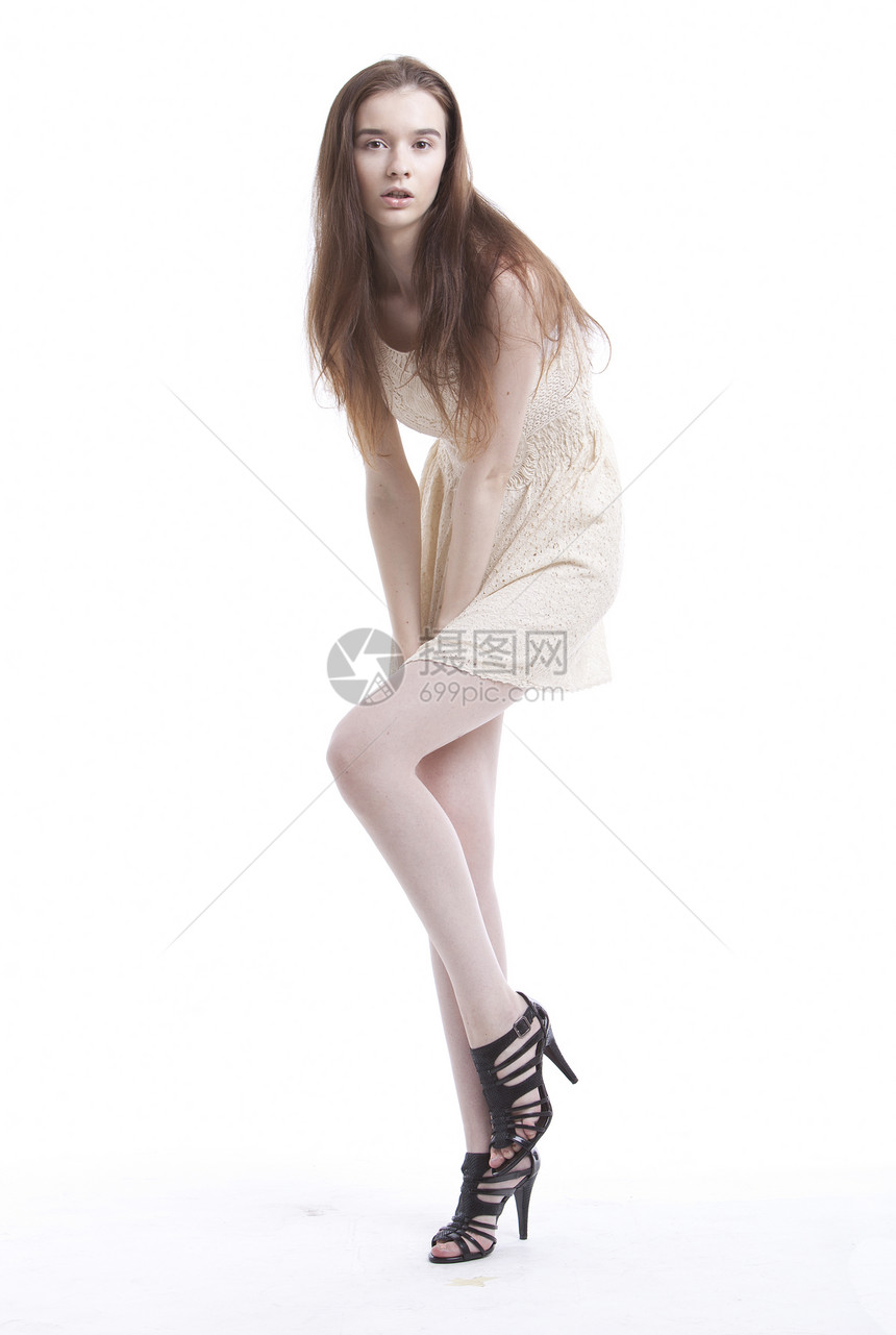 穿着白色衣服的美丽年轻女子的肖像 以白色背景为姿势图片