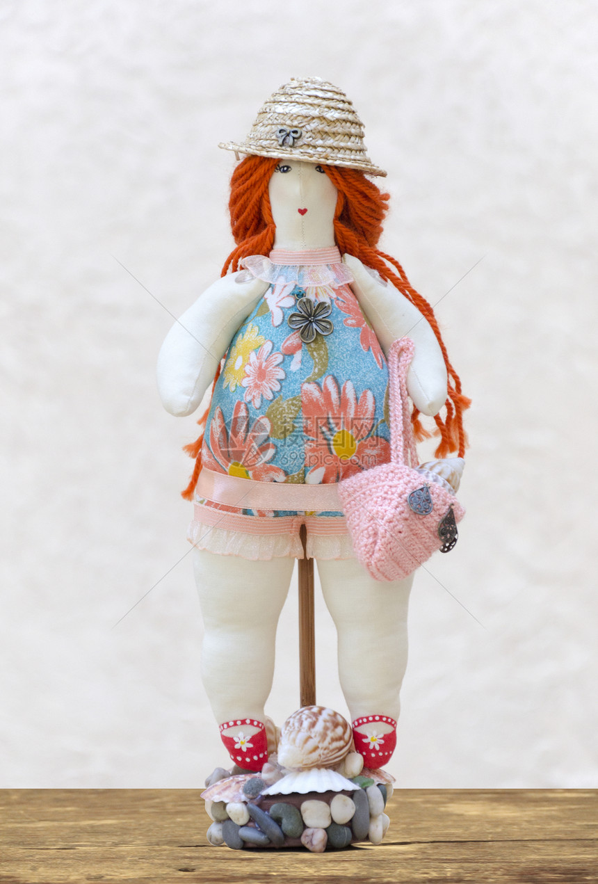 穿着泳衣和戴草帽的 手制洋娃娃卷发女人娃娃艺术假期套装帽子吊坠海滩娱乐腰带手工图片