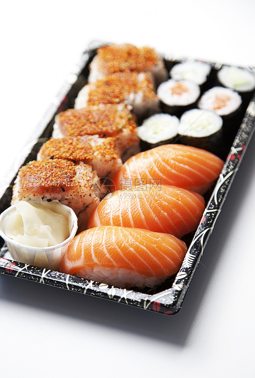 白背景的餐盘上寿司食品图片