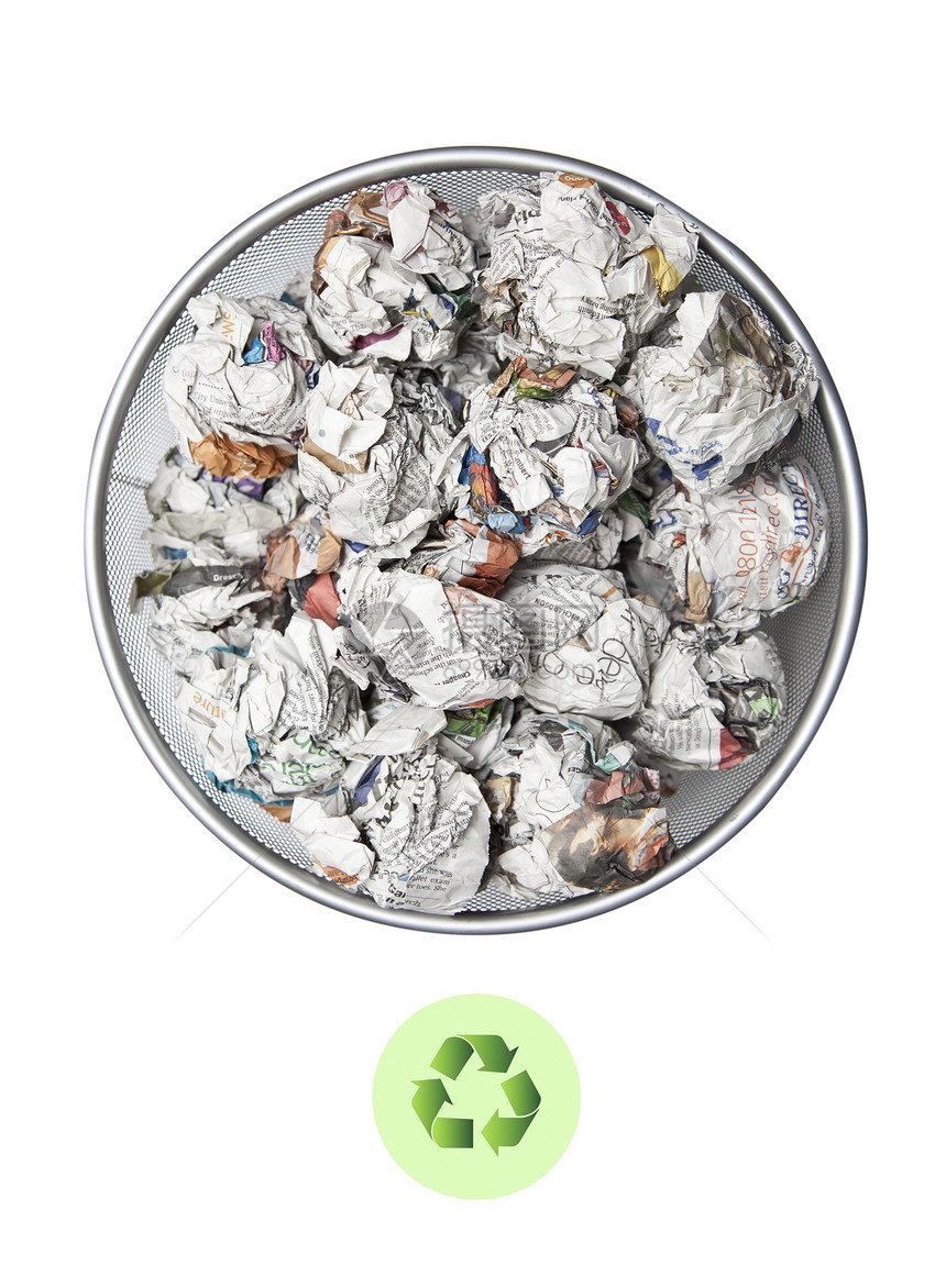 垃圾箱里堆满废纸 白色背景上印有回收标志图片