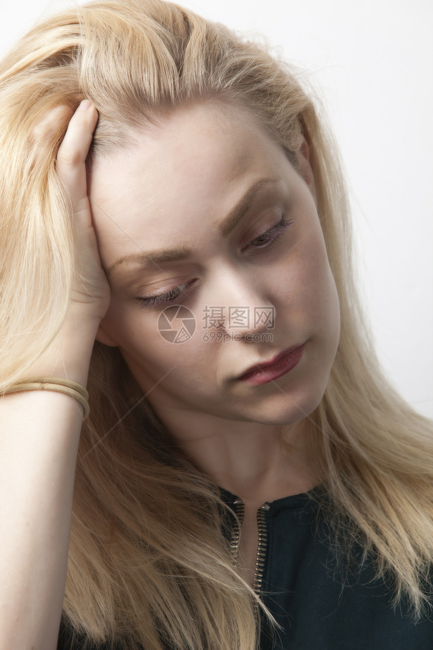 白种背景头痛的年轻女性青年妇女成人特写影棚疾病疼痛头肩金发成年压力悲伤图片