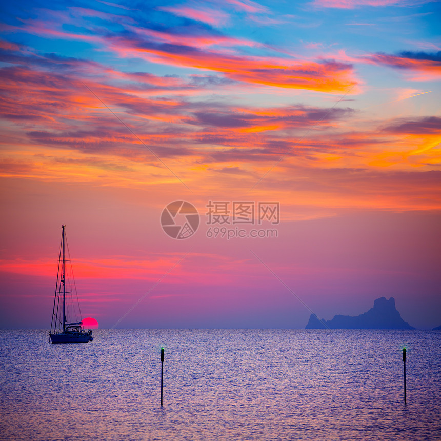 伊比扎日落太阳从佛罗门太岛观光帆船假期海岸日落橙子海滩小岛地标支撑场景图片