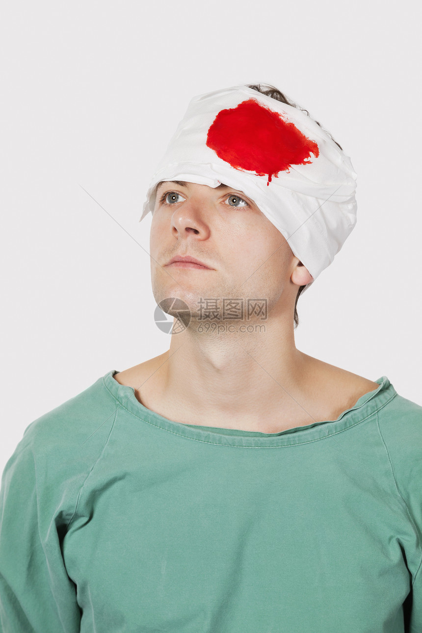 在灰色背景下严重头部受伤的年轻男性患者 青壮年图片