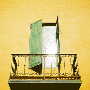 具有反转过滤效应的旧金属梯台和窗口背景图片