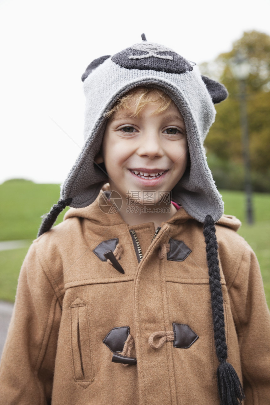 在公园穿着冬衣的可爱男孩肖像图片