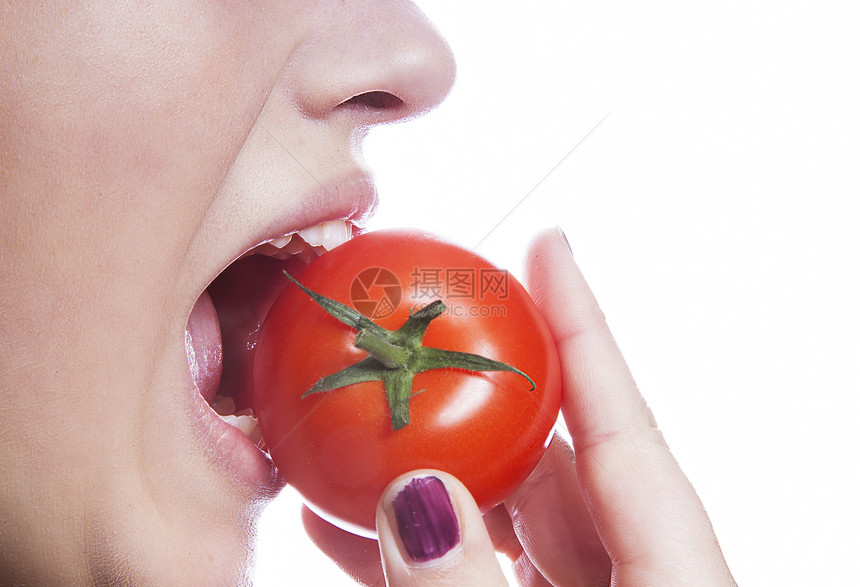 白背景吃西红柿的年轻女子详细照片图片