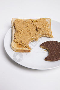 盘上面包和巧克力饼干的切片背景图片