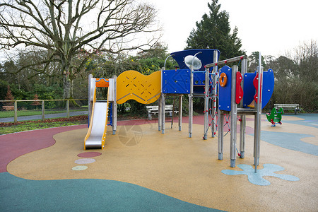 儿童游戏场的滑板和其他设备; 在儿童游戏场上背景图片