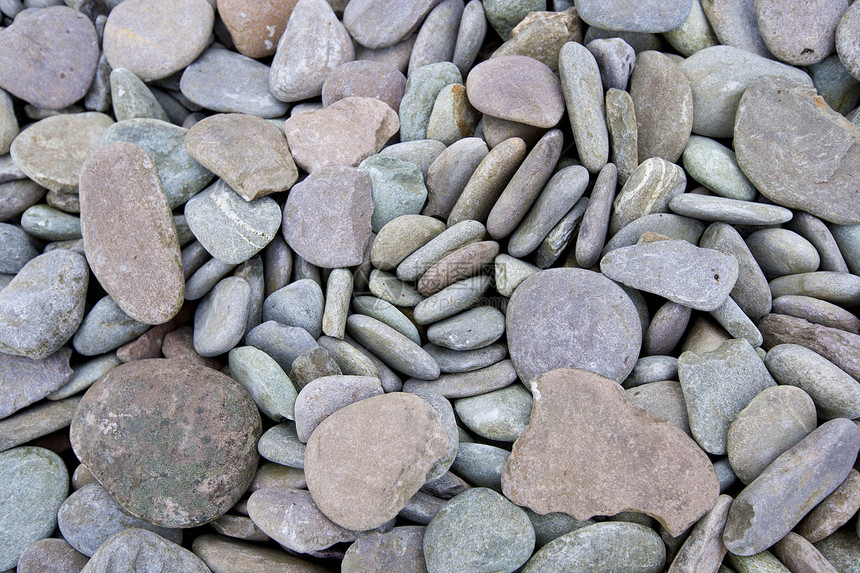 沙滩上紧贴的石子图片