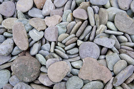 沙滩上紧贴的石子背景图片