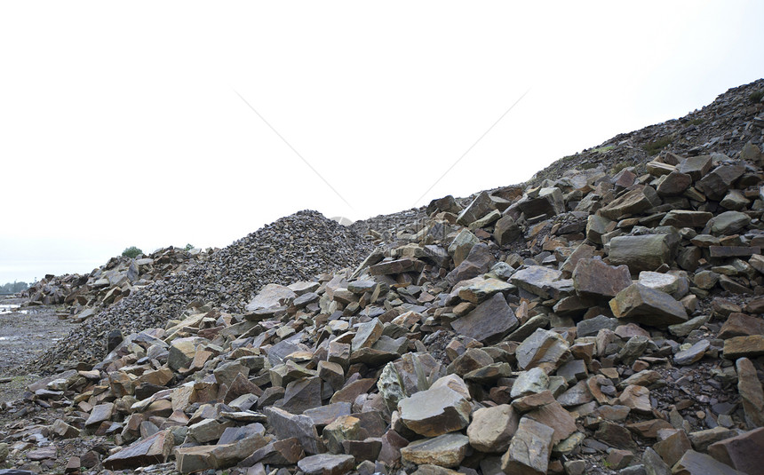 环顾在采石场中几堆不同的岩石图片