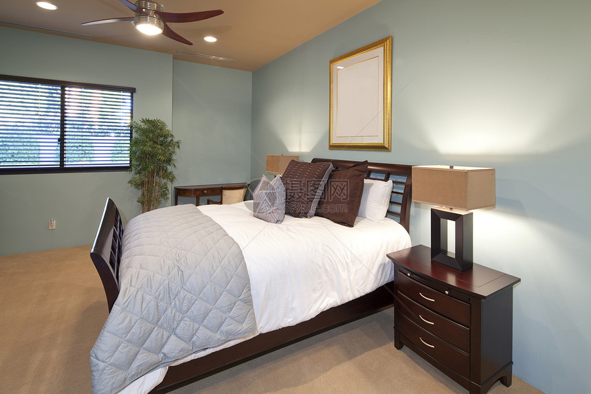卧室内部奢华棕色家庭房间桌子正方形场景羽绒被空白家具图片