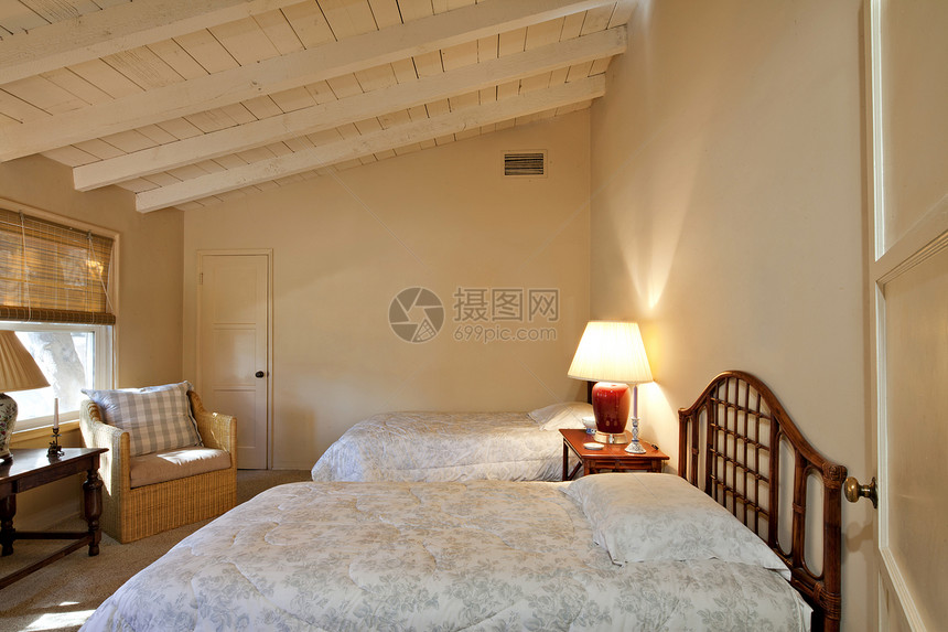 双卧室枕头内阁花卉设计地毯被子羽绒被场景双人床棕色图片