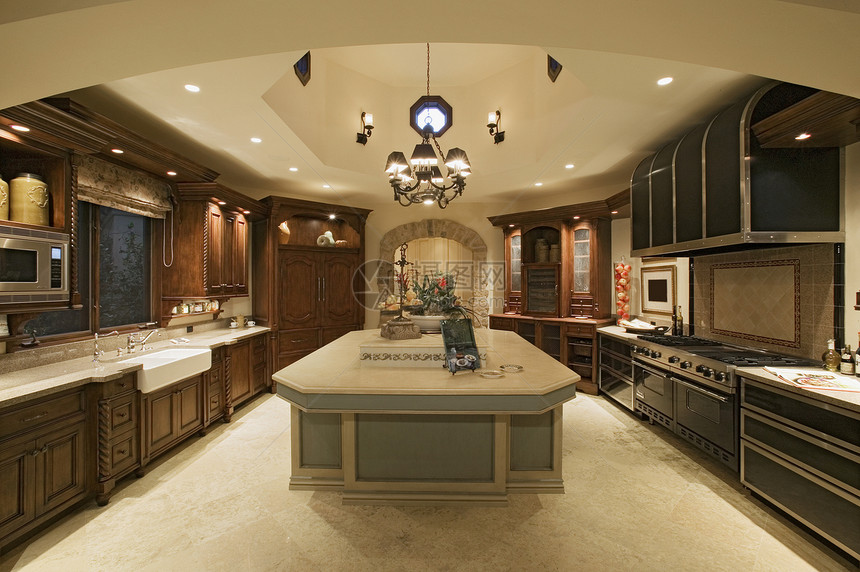 古典厨房中央火炉设计房间冰箱橱柜早餐家庭单位白色图片