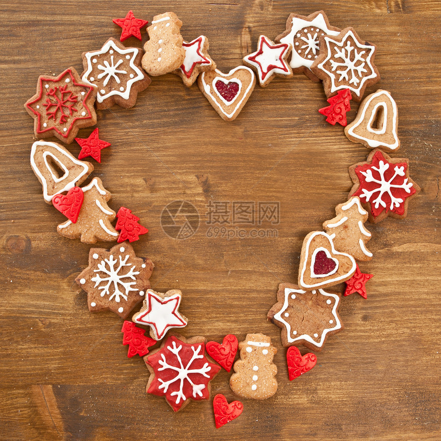 木木背景上的多彩的曲奇装饰星形红色糖衣心形蛋糕饼干雪人概念乡村图片