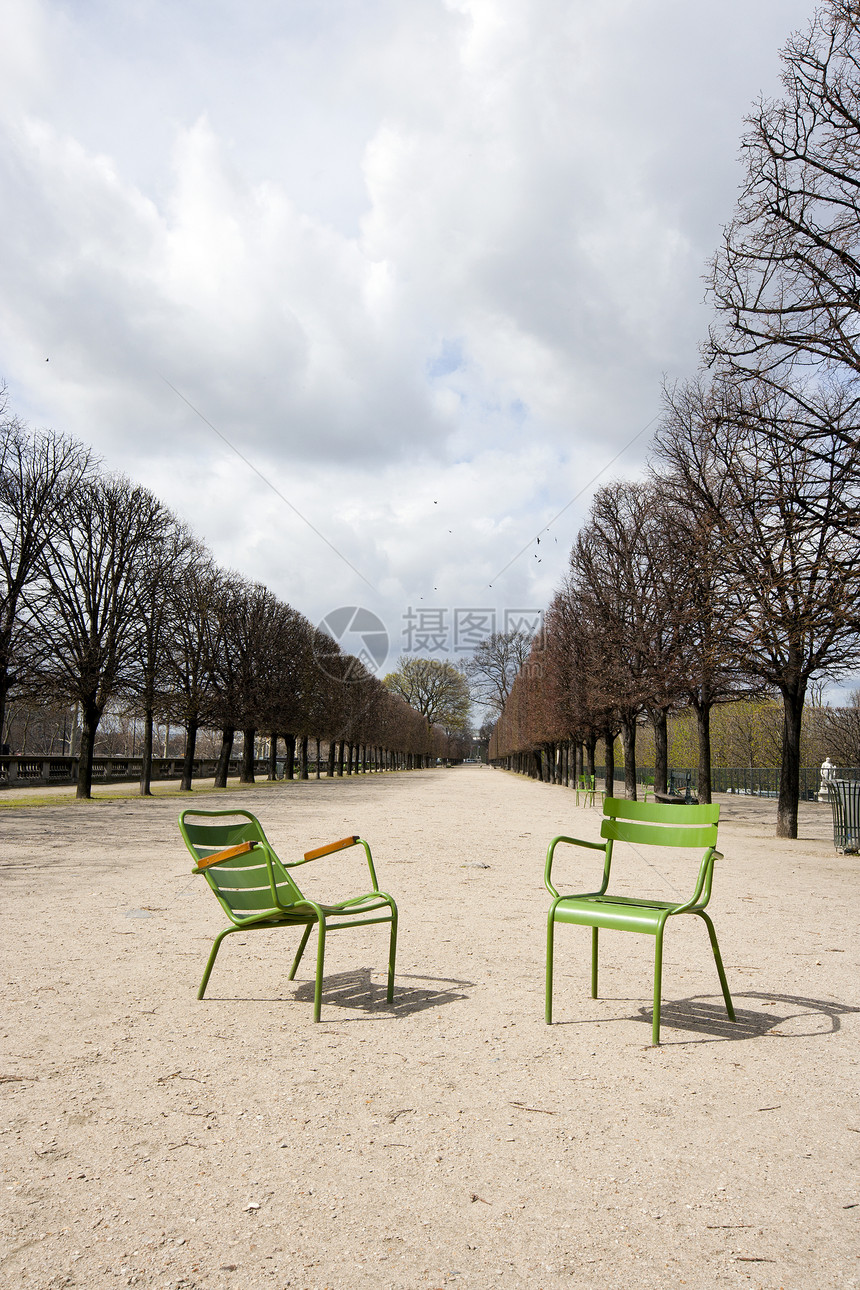 两张绿色椅子在法国巴黎的一条道路上图片