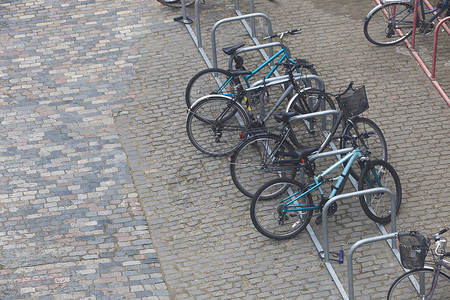 锁自行车自行车连锁到栏杆背景