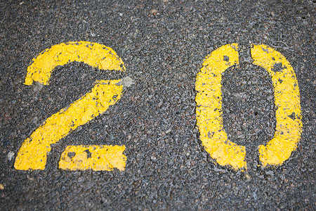 路字设计素材在停车场漆的20个数字背景
