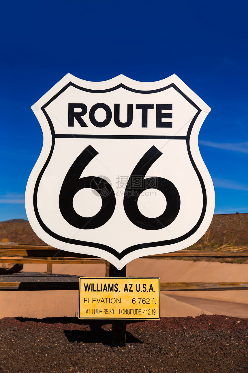 美国亚利桑那州66号公路路标天空州际沙漠灭绝汽车乡愁蓝色信号旅行路线图片