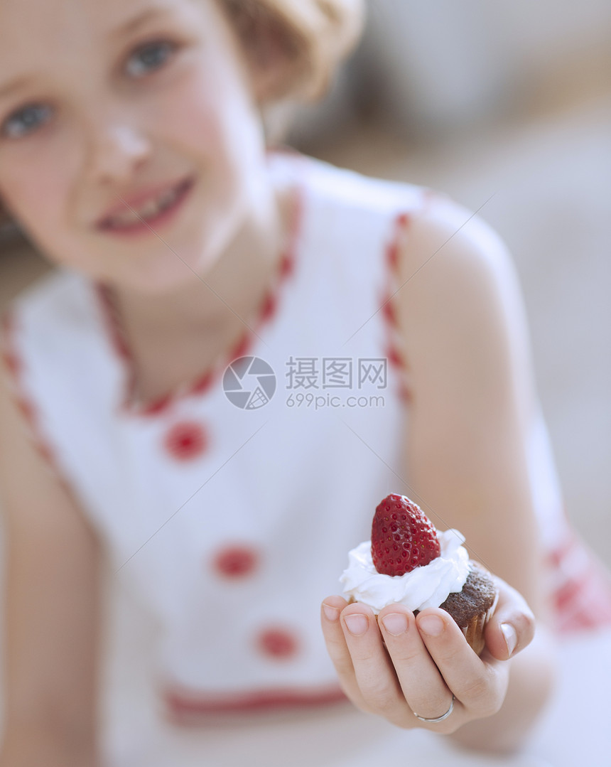 持有杯蛋糕的年轻女孩白色青年厨房女性焙烤童年房间幸福食物孩子图片