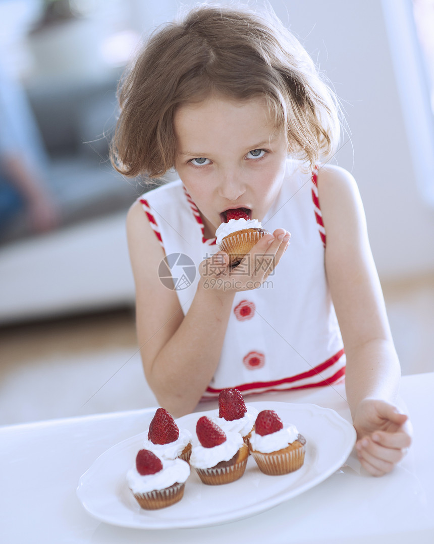 年轻女孩吃杯蛋糕贪婪场景食品女性孩子厨房青年盘子幸福母亲图片