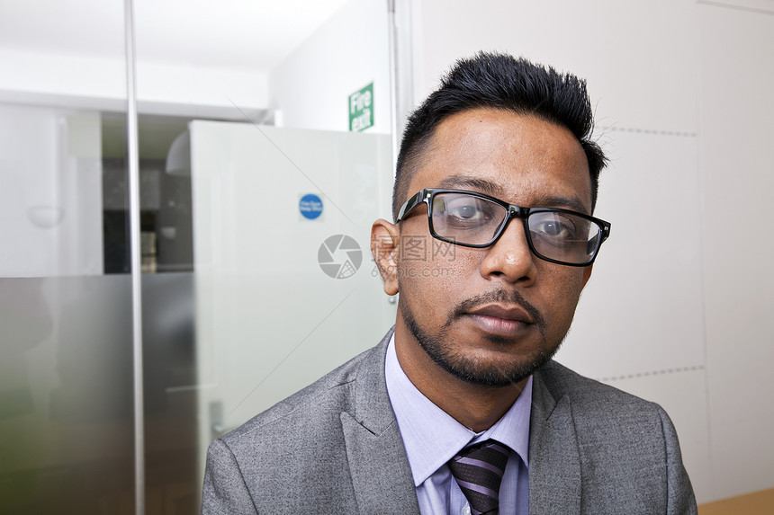 印地安商务人士戴留胡子眼镜的近视肖像图片