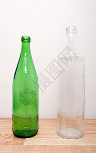 一个绿色的玻璃瓶和一个干净的玻璃瓶背景图片