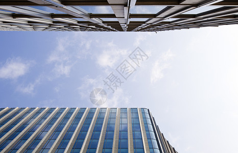 下方的天窗窗户天空商业办公楼城市摩天大楼背景图片