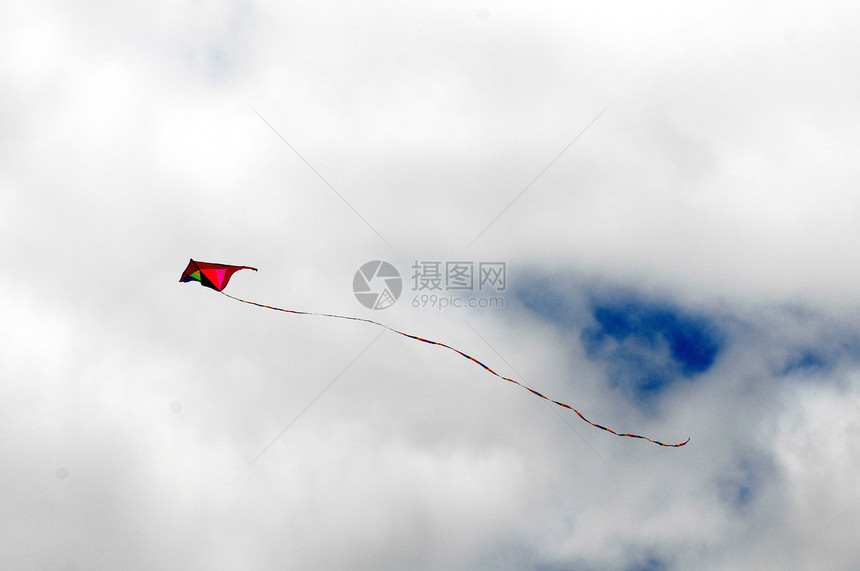 一个Kite飞过云天天空娱乐玩具风筝爱好喜悦飞行冲浪童年空气图片