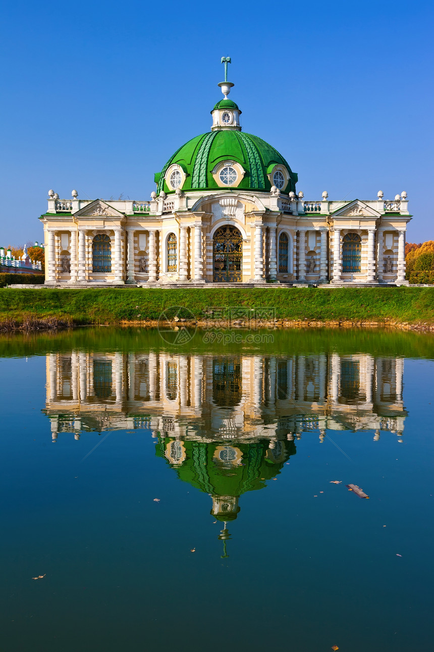 库斯科沃的格罗托教堂公园博物馆旅行住宅天空建筑学文化池塘反射大厦图片