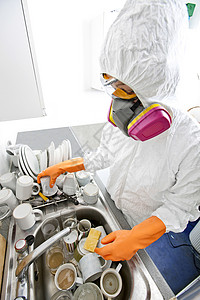 龙头面具在厨房水槽的防毒面具洗排气管中妇女的高角度视角背景